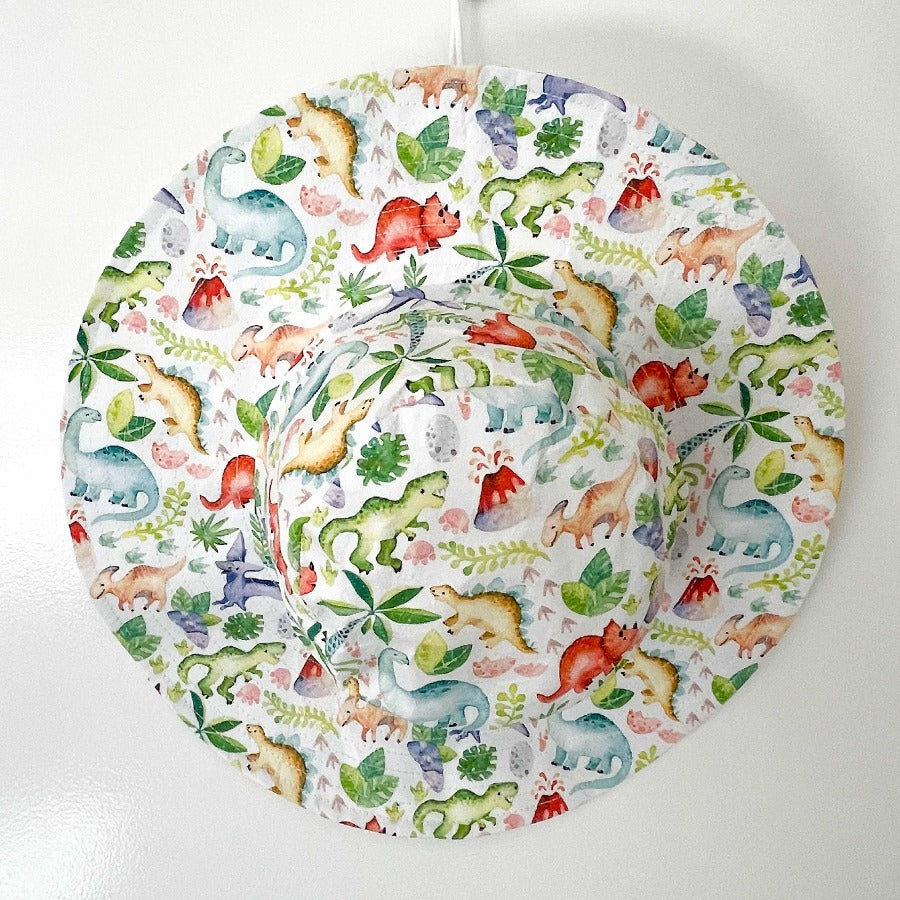 
                  
                    Hat with dinosaur printed fabric. 
                  
                