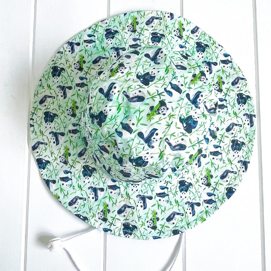 
                  
                    Hat with panda printed fabric. 
                  
                